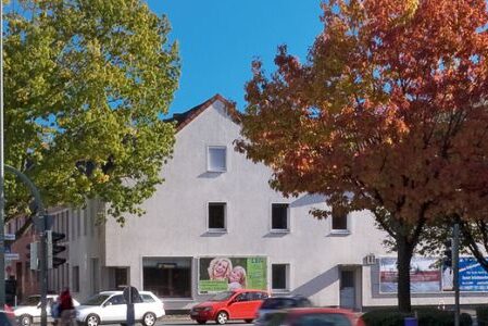 out-of-home-werbung-ptojektunion Befahrene Straße mit Out of Home Werbeplakat en einer Hauwand