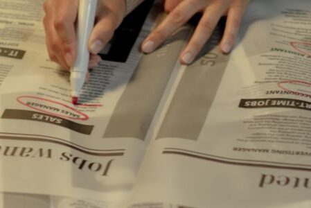 plakatwerbung-personal-recruiting Jobs in einer Zeitung einkreisen